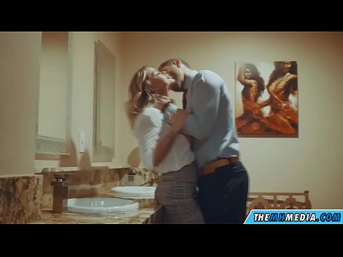 ❤️ När en bystig blondin förför dig på en offentlig toalett Sexvideo at porn sv.comicsporn.ru ️❤